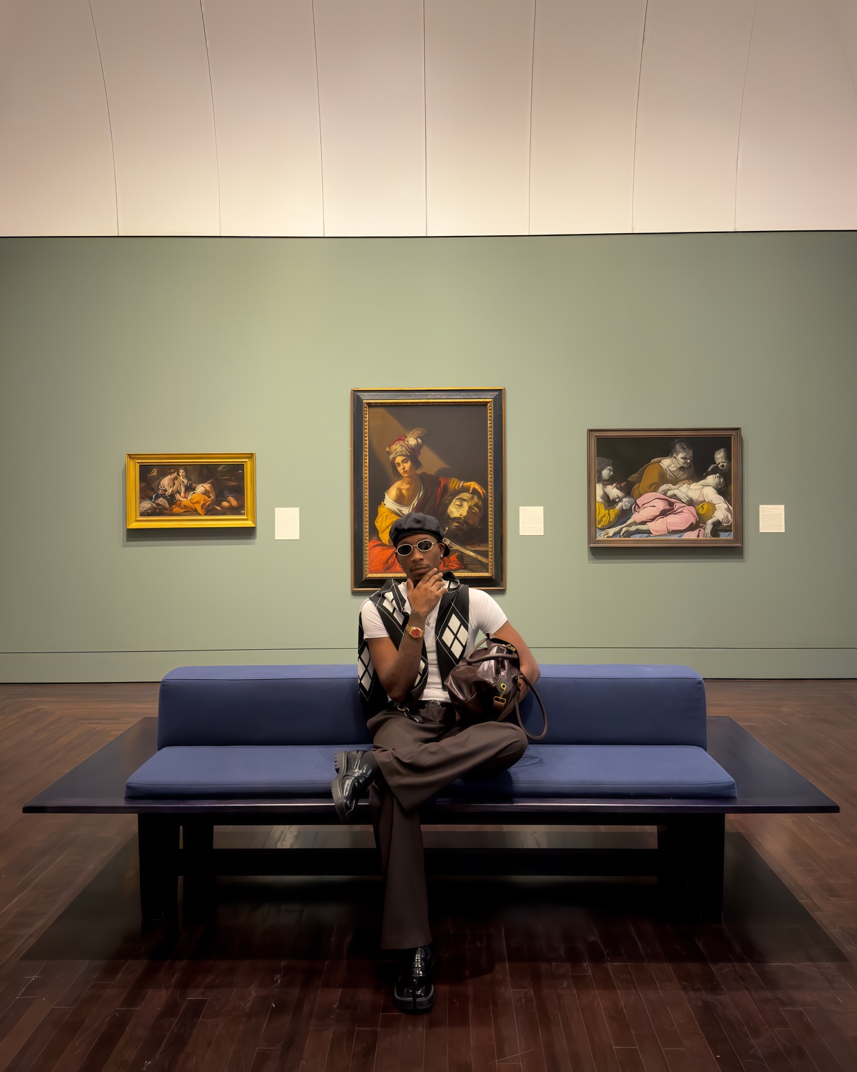 Claudio Conde assis dans une galerie de musée
